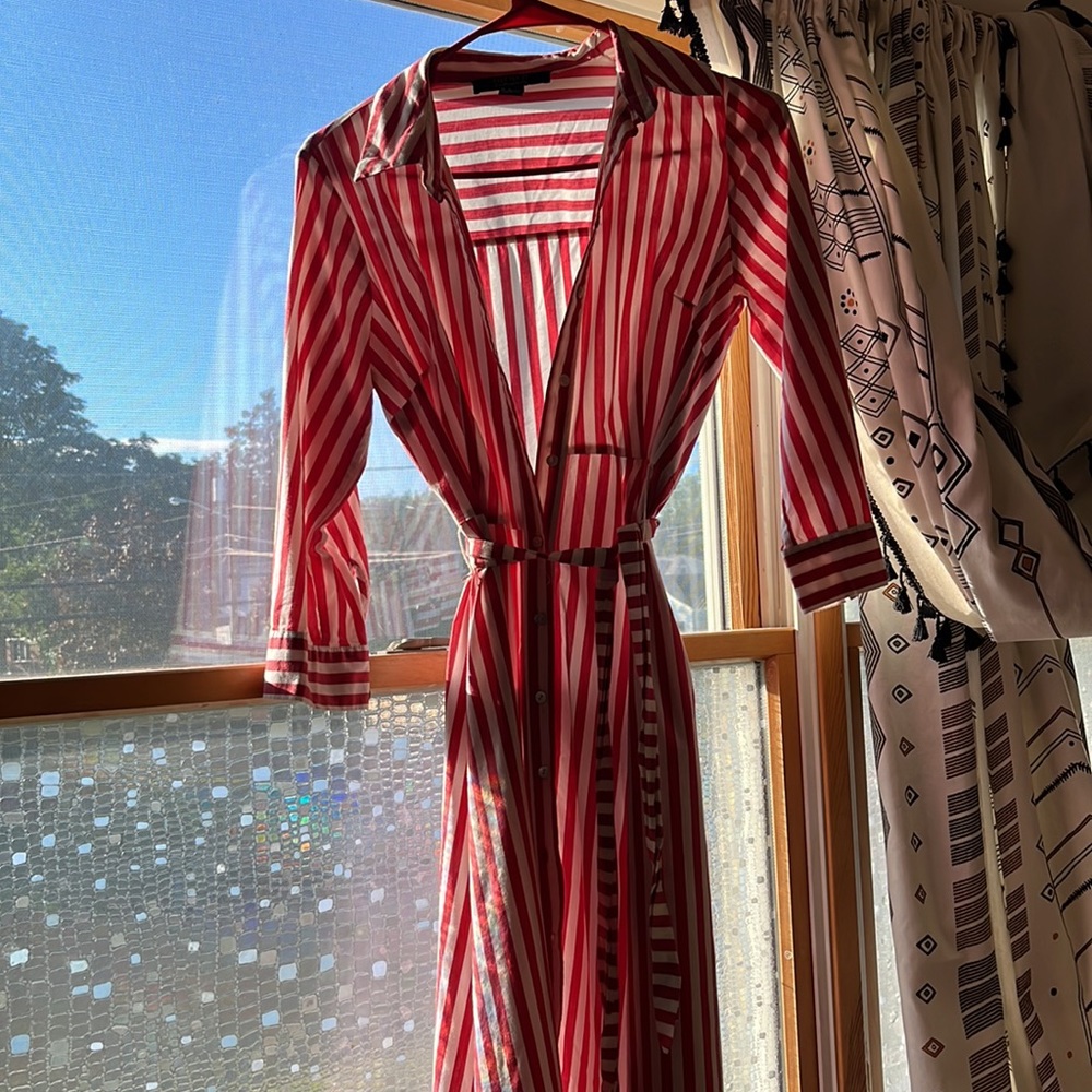 Dress with buttons and waist tie, red and white. Comfortable and vibrant!